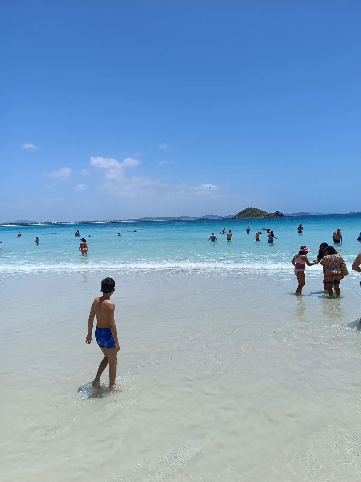 Águas turquesa e areia branca de Arraial do Cabo