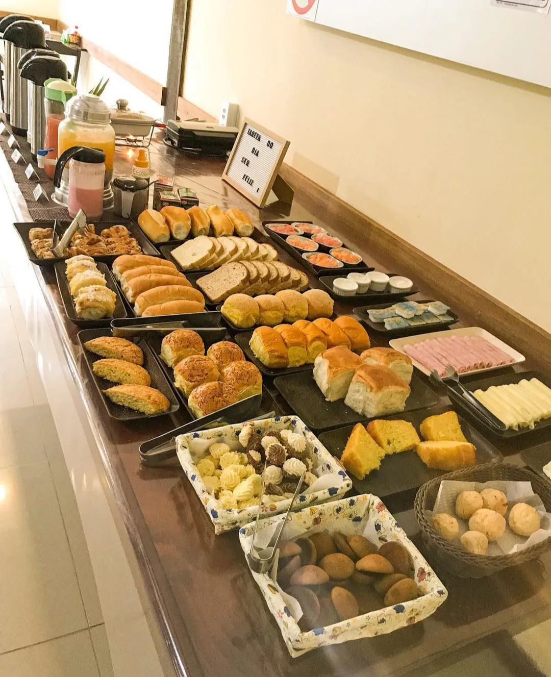 Buffet completo do café da manhã servido na pousada em Arraial do Cabo