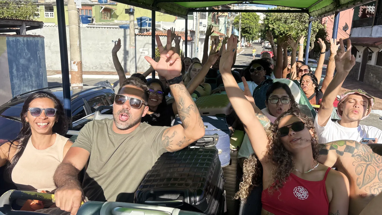 Grupo animado na jardineira durante o traslado até a pousada